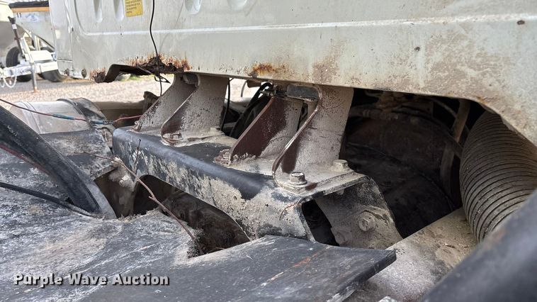 image for item FG0089 2002 International 8100 applicator truck