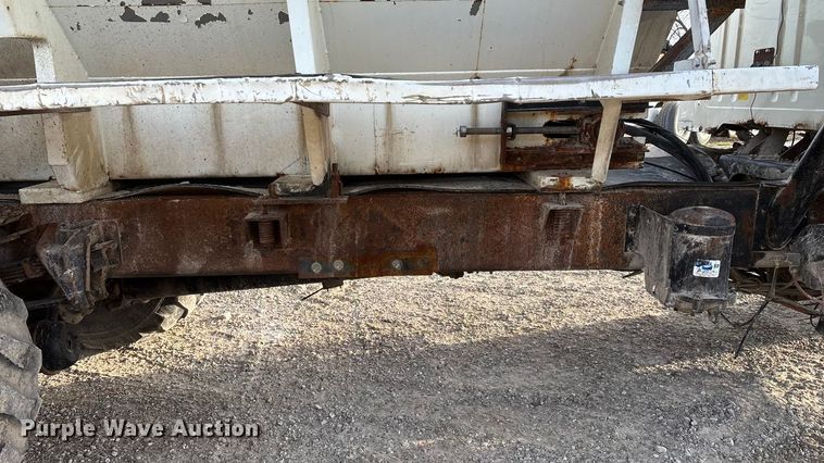 image for item FG0089 2002 International 8100 applicator truck