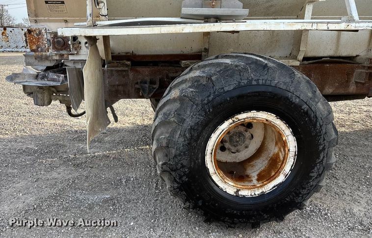 image for item FG0089 2002 International 8100 applicator truck