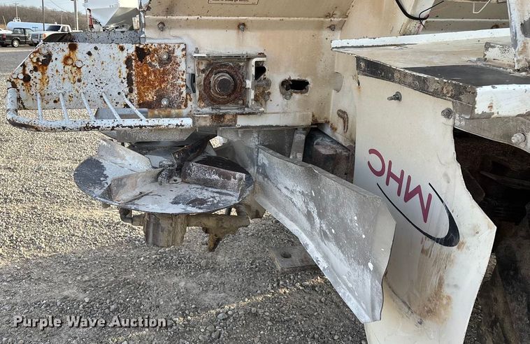 image for item FG0089 2002 International 8100 applicator truck