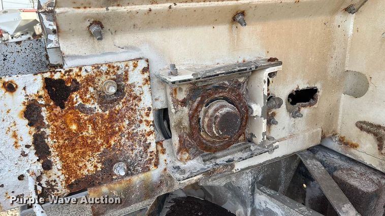 image for item FG0089 2002 International 8100 applicator truck