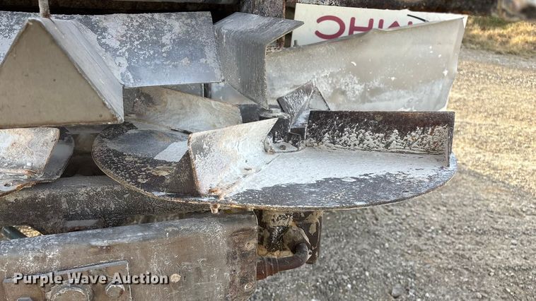 image for item FG0089 2002 International 8100 applicator truck