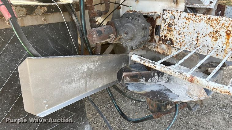 image for item FG0089 2002 International 8100 applicator truck