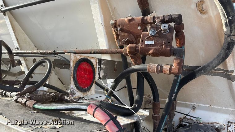 image for item FG0089 2002 International 8100 applicator truck