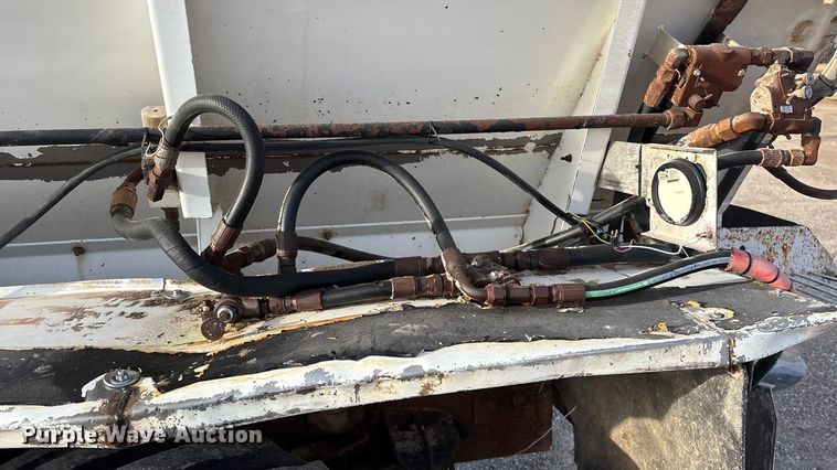 image for item FG0089 2002 International 8100 applicator truck