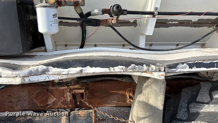 image for item FG0089 2002 International 8100 applicator truck