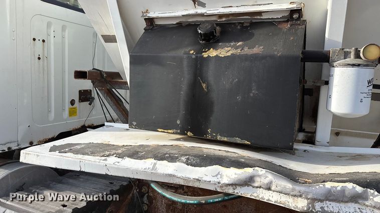 image for item FG0089 2002 International 8100 applicator truck