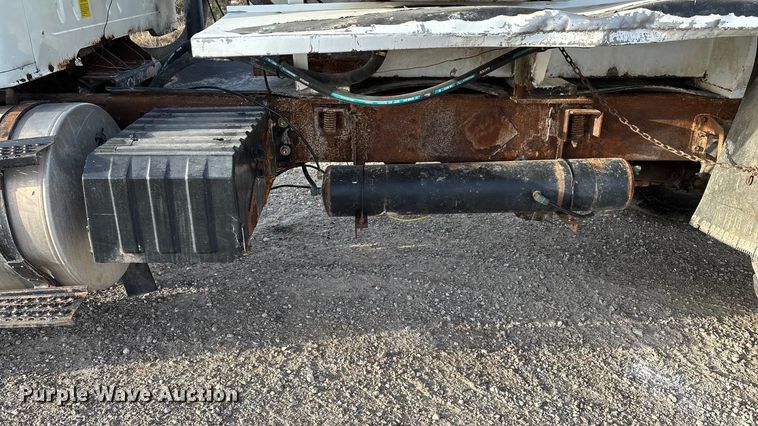 image for item FG0089 2002 International 8100 applicator truck