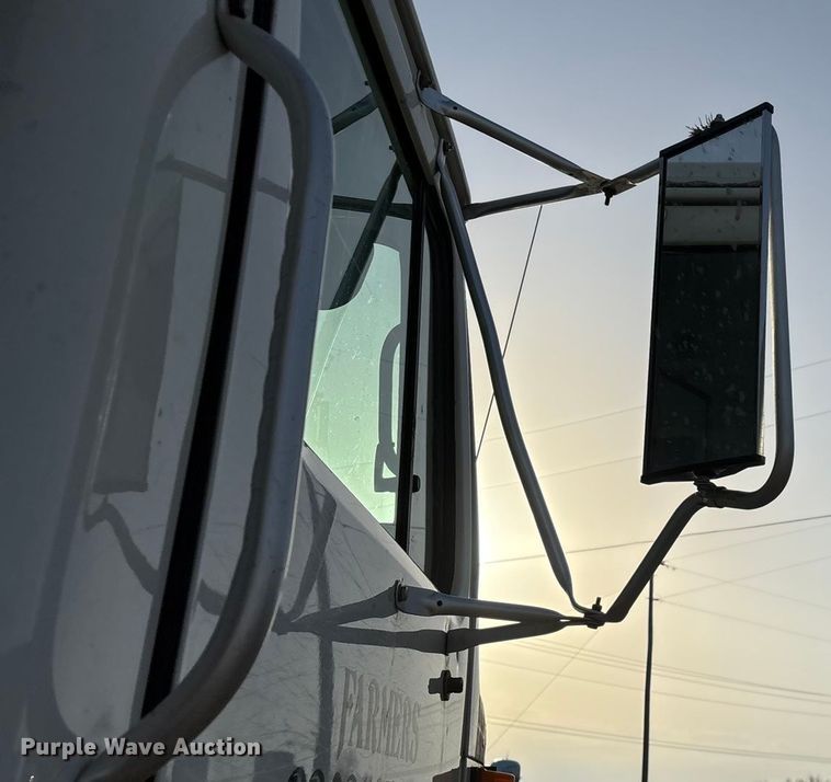 image for item FG0089 2002 International 8100 applicator truck