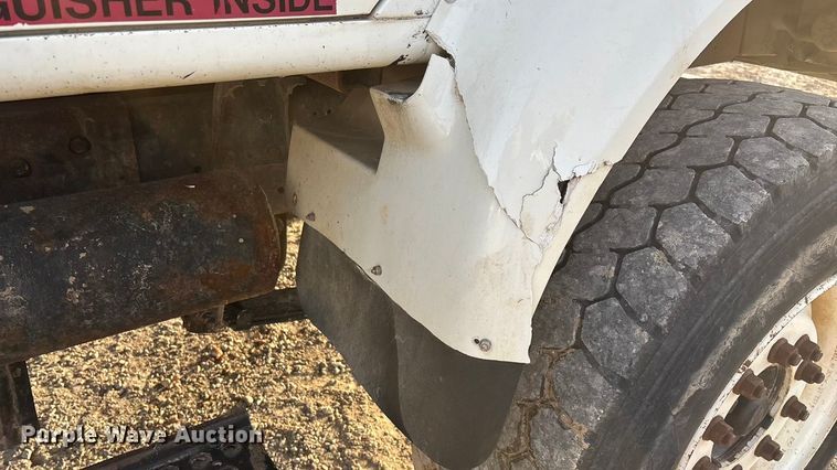 image for item FG0089 2002 International 8100 applicator truck