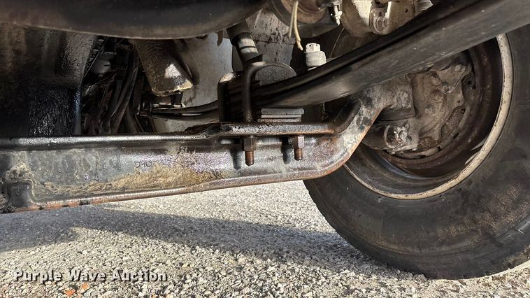 image for item FG0089 2002 International 8100 applicator truck