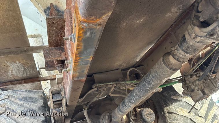 image for item FG0089 2002 International 8100 applicator truck