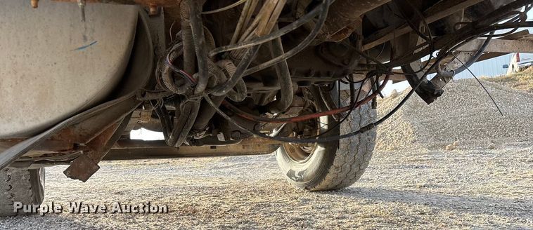 image for item FG0089 2002 International 8100 applicator truck