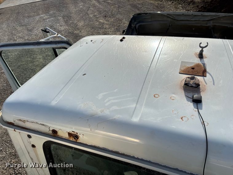 image for item FG0089 2002 International 8100 applicator truck