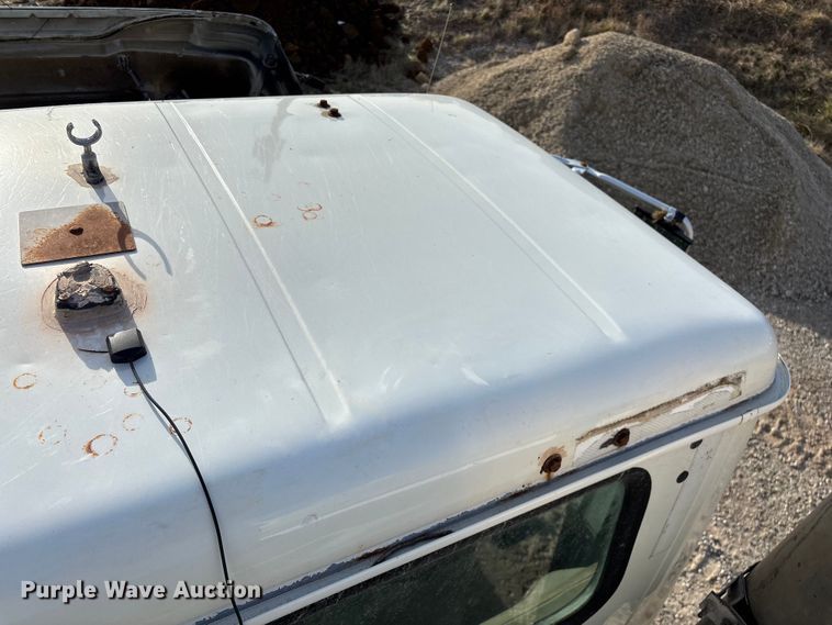 image for item FG0089 2002 International 8100 applicator truck