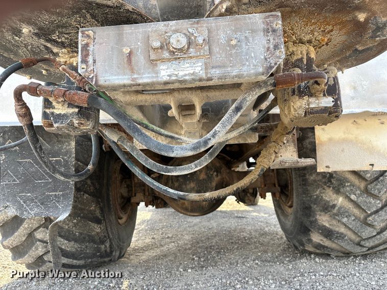 image for item FG0089 2002 International 8100 applicator truck