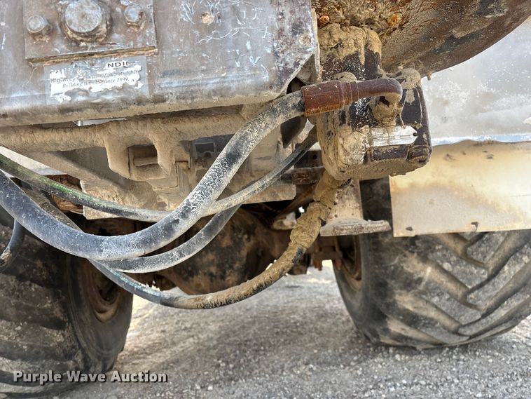 image for item FG0089 2002 International 8100 applicator truck