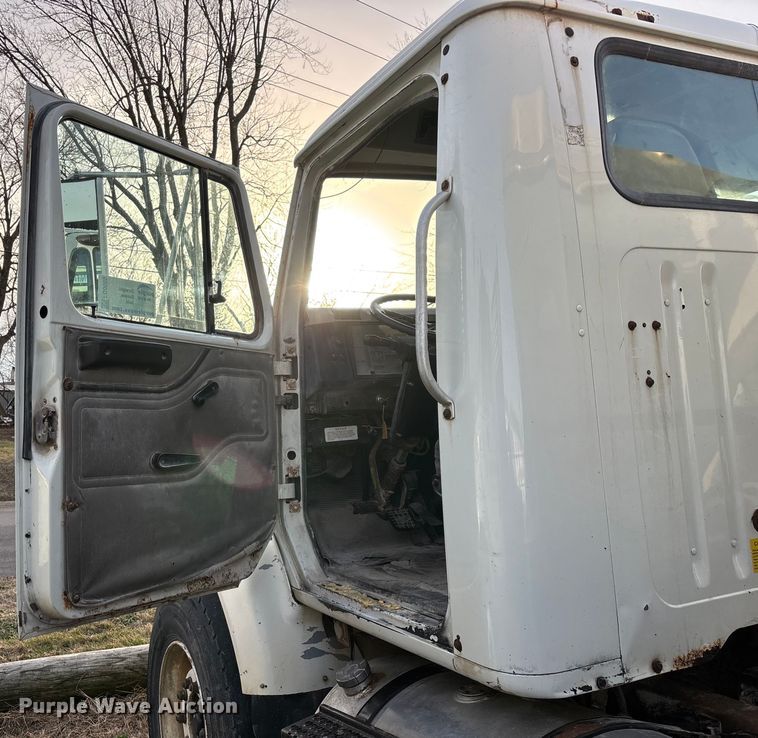 image for item FG0089 2002 International 8100 applicator truck