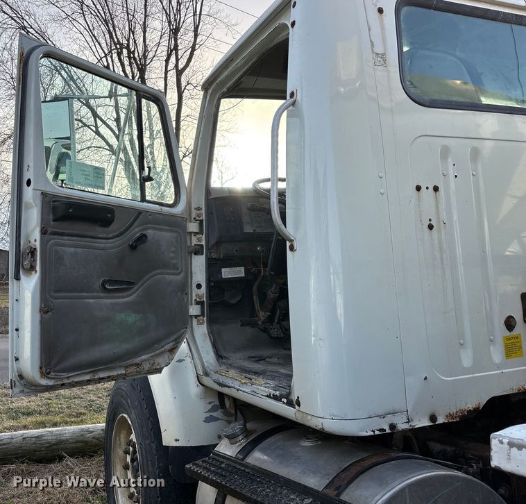 image for item FG0089 2002 International 8100 applicator truck