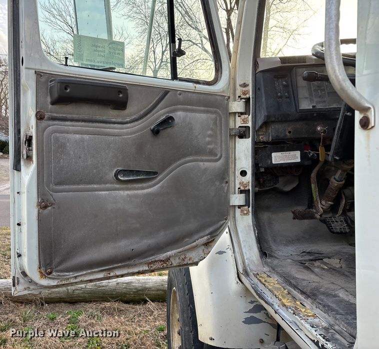 image for item FG0089 2002 International 8100 applicator truck