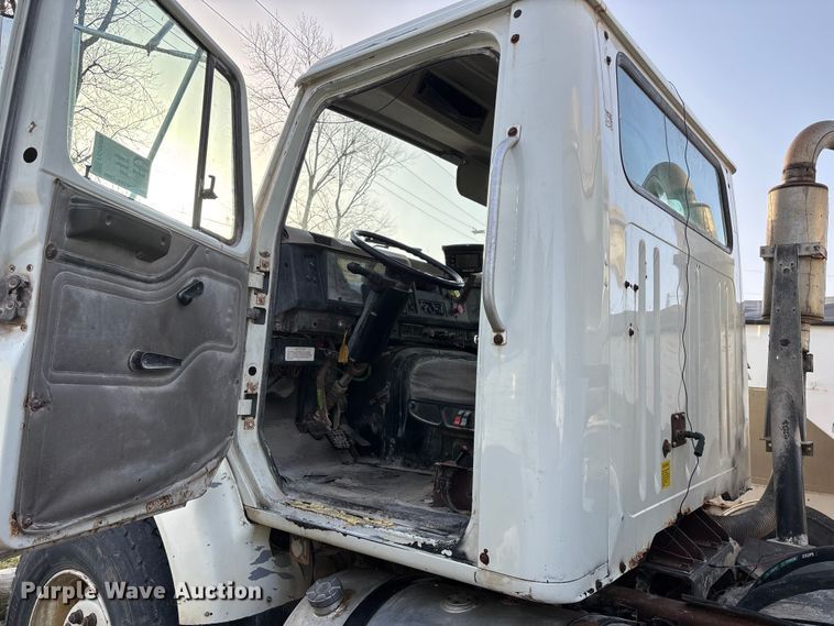 image for item FG0089 2002 International 8100 applicator truck