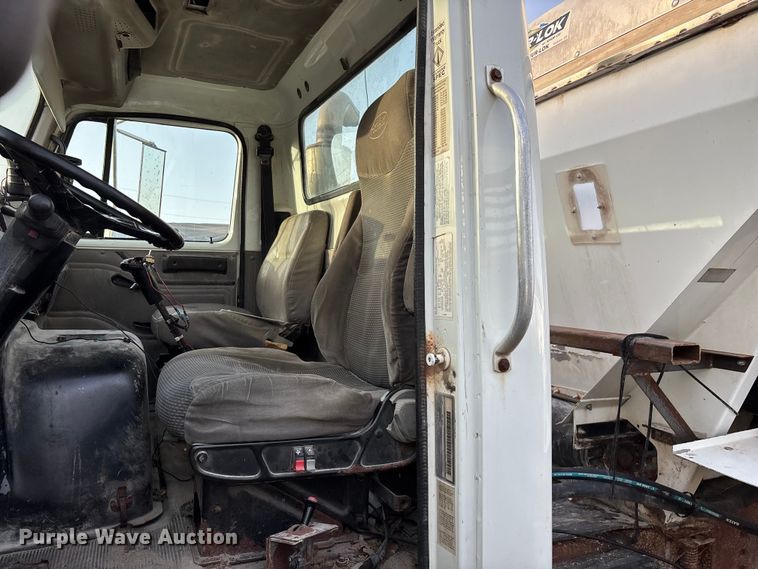 image for item FG0089 2002 International 8100 applicator truck