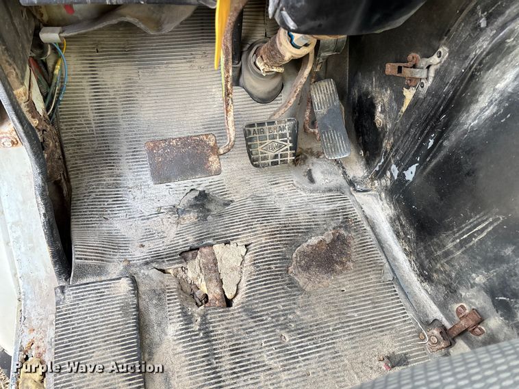 image for item FG0089 2002 International 8100 applicator truck