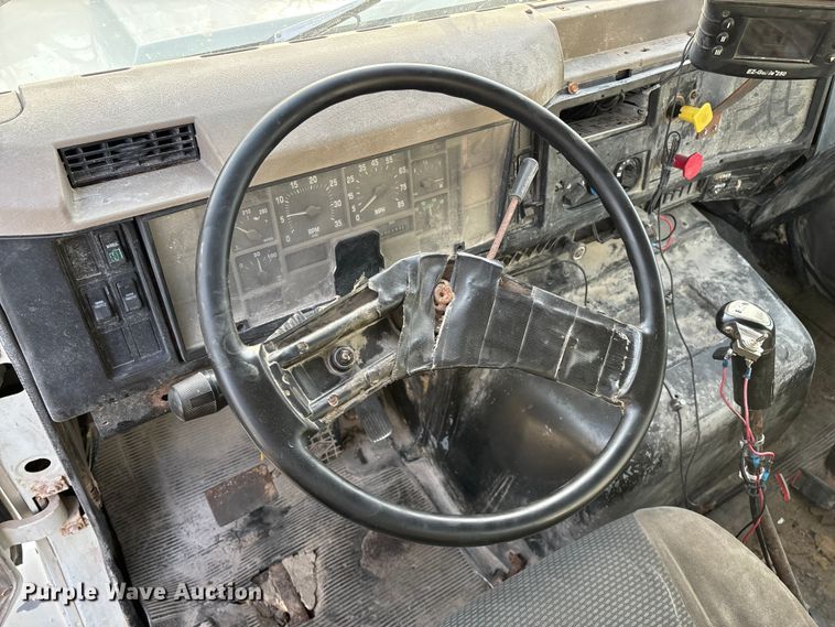 image for item FG0089 2002 International 8100 applicator truck