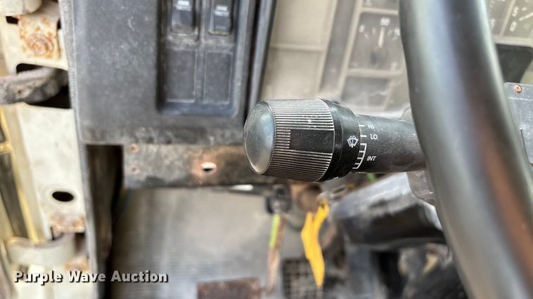 image for item FG0089 2002 International 8100 applicator truck