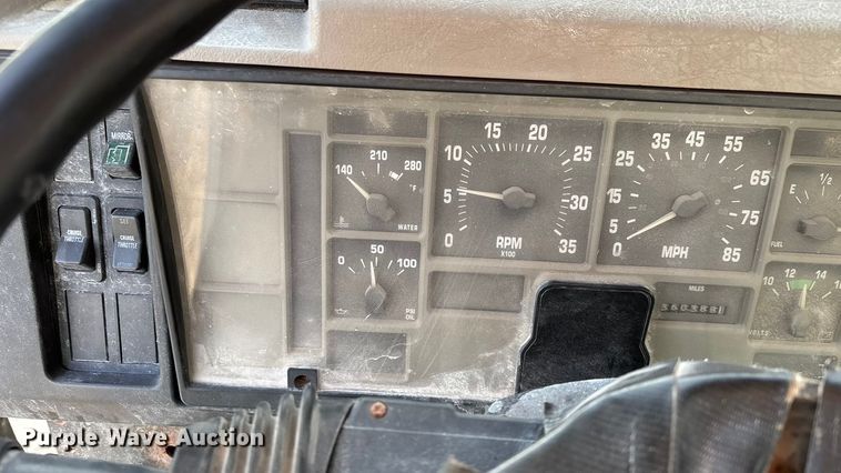 image for item FG0089 2002 International 8100 applicator truck