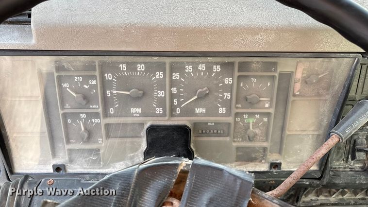 image for item FG0089 2002 International 8100 applicator truck