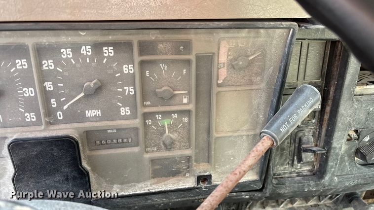 image for item FG0089 2002 International 8100 applicator truck