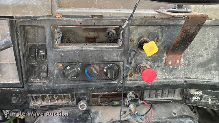 image for item FG0089 2002 International 8100 applicator truck