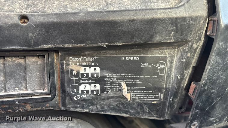 image for item FG0089 2002 International 8100 applicator truck