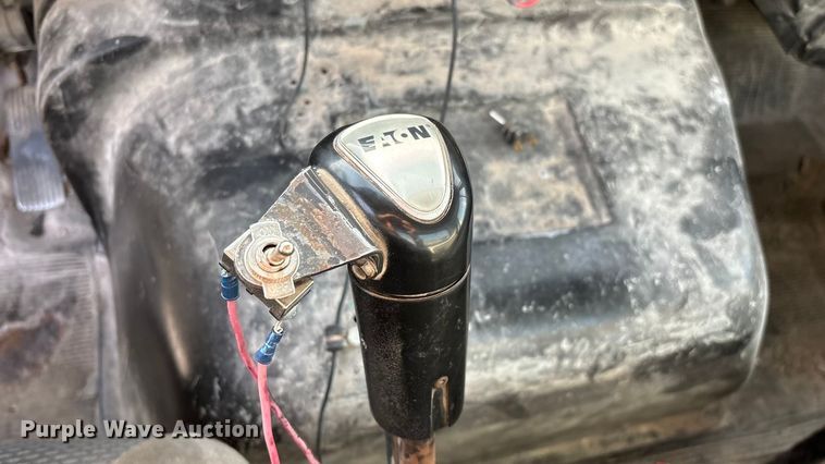 image for item FG0089 2002 International 8100 applicator truck