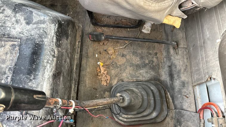 image for item FG0089 2002 International 8100 applicator truck