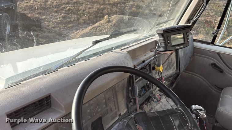 image for item FG0089 2002 International 8100 applicator truck