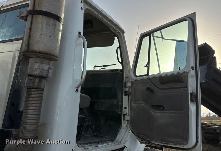 image for item FG0089 2002 International 8100 applicator truck