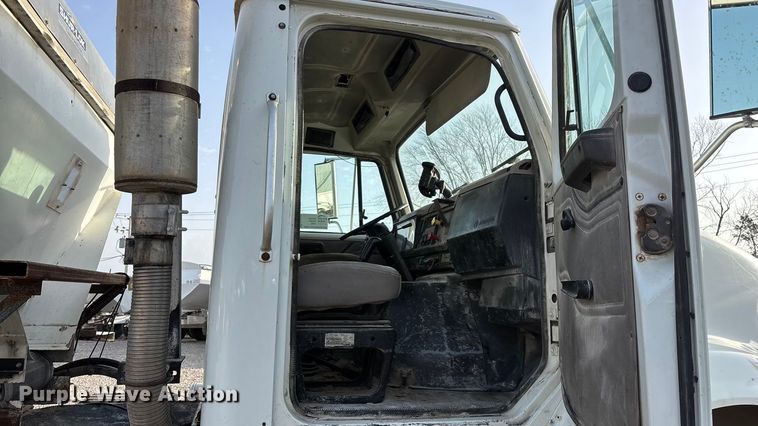 image for item FG0089 2002 International 8100 applicator truck