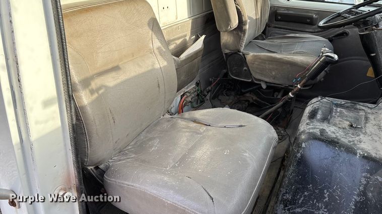 image for item FG0089 2002 International 8100 applicator truck