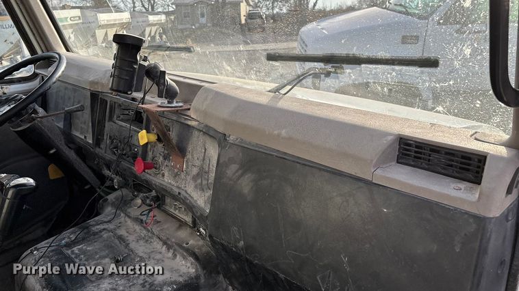 image for item FG0089 2002 International 8100 applicator truck