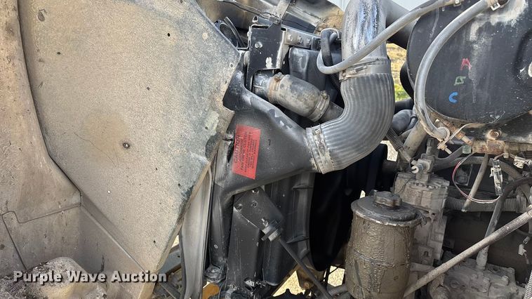 image for item FG0089 2002 International 8100 applicator truck