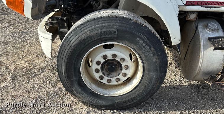 image for item FG0089 2002 International 8100 applicator truck