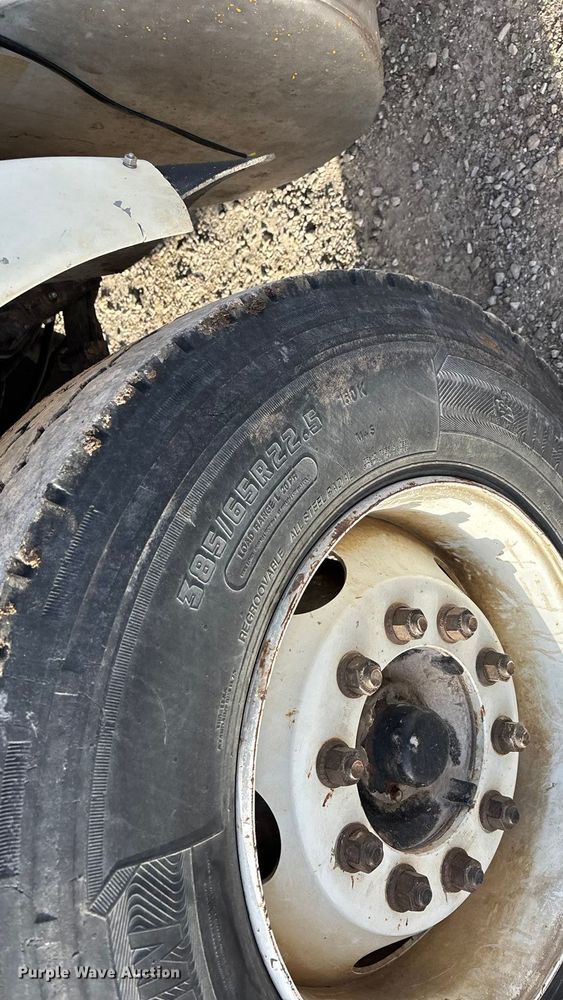 image for item FG0089 2002 International 8100 applicator truck