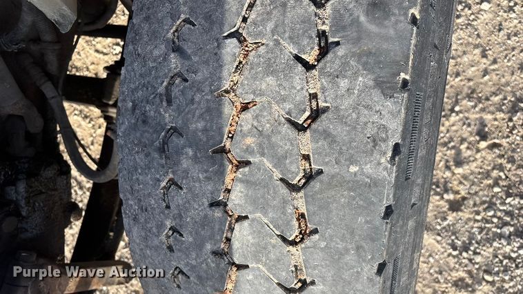 image for item FG0089 2002 International 8100 applicator truck