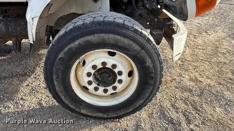 image for item FG0089 2002 International 8100 applicator truck