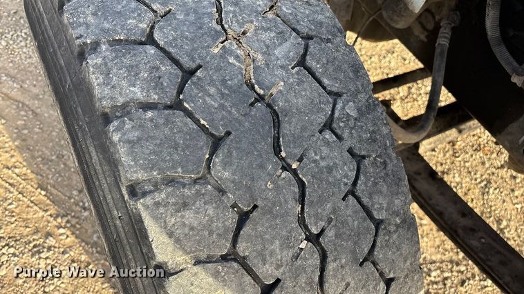 image for item FG0089 2002 International 8100 applicator truck