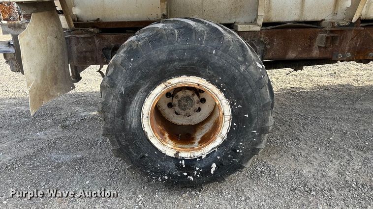 image for item FG0089 2002 International 8100 applicator truck