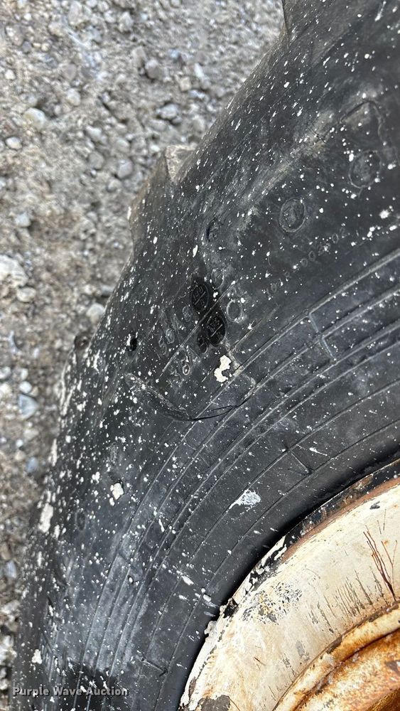 image for item FG0089 2002 International 8100 applicator truck