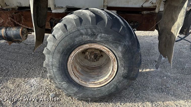 image for item FG0089 2002 International 8100 applicator truck